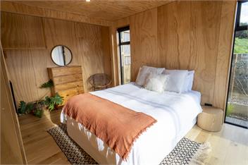 Private Modern Bach near the beach - Raglan