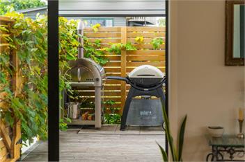Lake View Retreat - lake views, BBQ & Pizza Oven - Taupo
