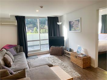 3-Bed Queenstown Apt with Balcony, Close to Town - Queenstown