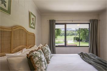 Coronet Peak View | 3BR Home with Hot Tub & Garden - Queenstown