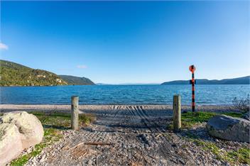 Tui Shack - cosy with lake views - 