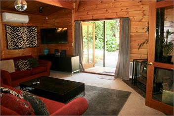 Walnut Grove Lodge sleeps 26 - Christchurch
