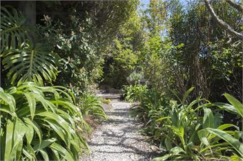 Hilltop Getaway - Views and Spa Pool - Nelson