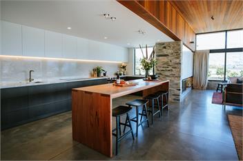 Three Peaks House | Sleeps 10 | Lake Views | Outdoor Fire - Wanaka