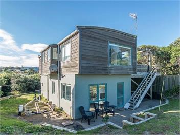 Beachfront Getaway (Bachcare) - Waikanae Beach
