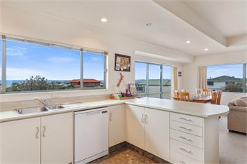 White Island Views (Bachcare) - Ohope Beach