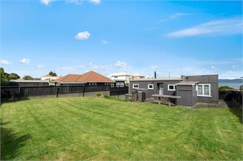 The Green Trout (Bachcare) - Paraparaumu Beach