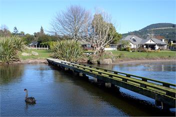 "Taha Moana" Step out the door onto the lake front - Rotorua