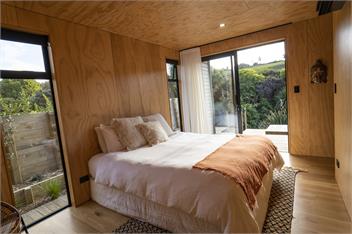 Private Modern Bach near the beach - Raglan