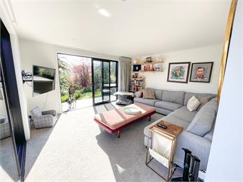 Idyllic lake edge property with own jetty - Rotorua