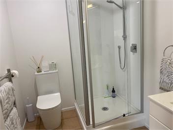 5 Min Walk to Beaches -Village & Shops Sea Views ! - Auckland