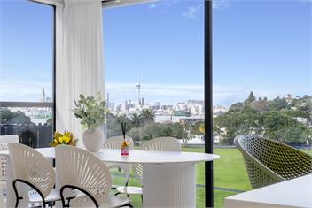 Scenic City Views Close to Auckland CBD - Auckland