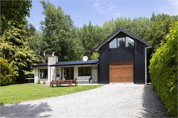 Coronet Peak View | 3BR Home with Hot Tub & Garden - Queenstown
