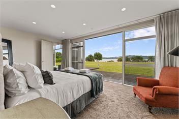 Lakefront Kuiwai - Taupo - on the lake + spa pool! - Taupo