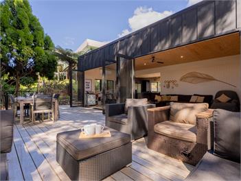 Modern Coastal Tree House (Bachcare) - Whangamata