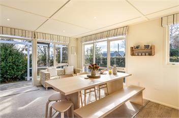 Loulou Lodge - family fun, close to lake - 