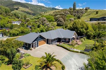 NEW large Richmond semi rural spacious quiet home with outdoor spa. -