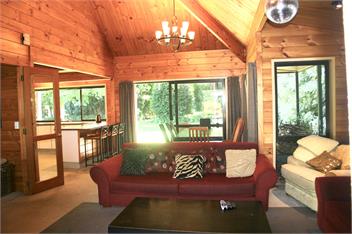 Walnut Grove Lodge sleeps 26 - Christchurch