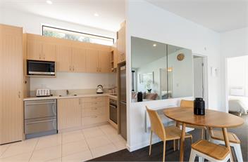 LakeLife Lake Front Apartment - Queenstown