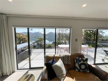Idyllic lake edge property with own jetty - Rotorua