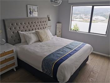 Luxury accommodation with spectacular Harbour view - Dunedin 