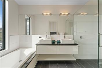 The Moorings Apartment 5 - a stone's throw from the lake! - Taupo