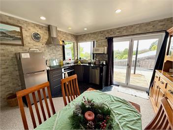 Cosy Raglan Studio — Walk to Beach & Village - Roberts St - Apartment (Downstairs) - Raglan