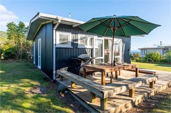 Tui Shack - cosy with lake views - 