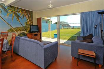 Cedar-Stone Lodge Matapouri waterfront - Tutukaka Coast