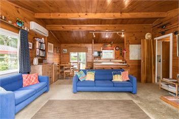Lakefront , mountain views Holiday Bach - Taupo