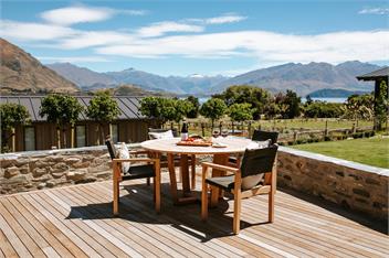 Three Peaks House | Sleeps 10 | Lake Views | Outdoor Fire - Wanaka