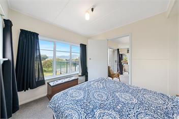 The Green Trout (Bachcare) - Paraparaumu Beach