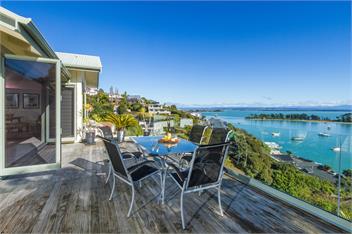 'Harbour View - Three' - Nelson Waterfront Apartment - Nelson
