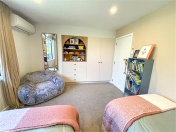 Idyllic lake edge property with own jetty - Rotorua