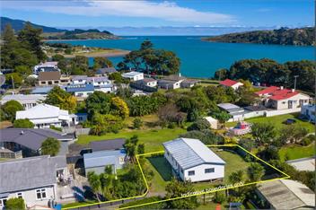 Family retreat in town - sleeps 5 - Raglan
