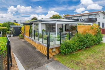 Lake View Retreat - lake views, BBQ & Pizza Oven - Taupo