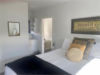 Beverley Hills Studio Apartment - Shared Pool & Spa Pool - Whangamata