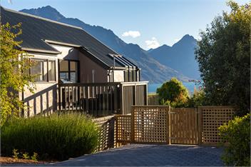 Lakeview Paradise: 3BR, Hot Tub, BBQ, Garden - Queenstown