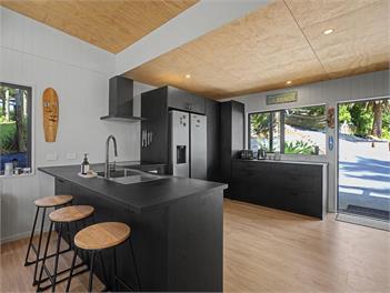 Modern Coastal Tree House (Bachcare) - Whangamata