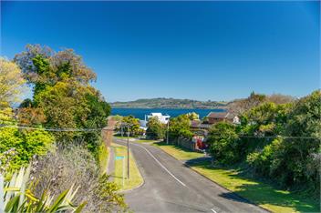 Tranquil Stay Two Mile Bay - lake views + playground -