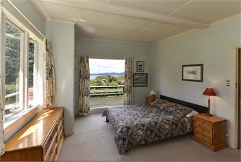 LAKE EDGE MINT BACH Available King's Birthday Weekend WITH JETTY - Rotorua
