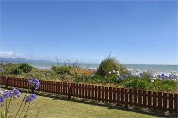 Absolute Beach Front at Patons Rock - Takaka