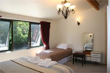 Walnut Grove Lodge sleeps 26 - Christchurch