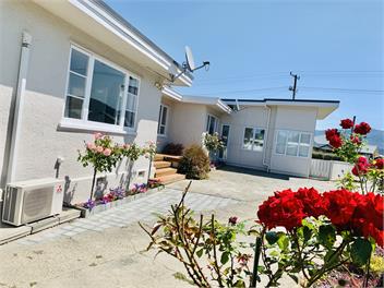 Large Sunny Home Close to It All - Relax & Explore - Nelson