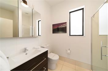 LakeLife Lake Front Apartment - Queenstown
