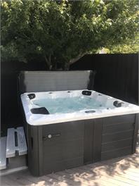 Entertainers delight close to beach - Auckland