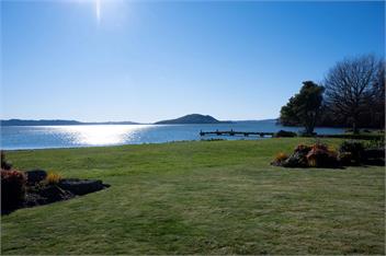 "Taha Moana" Step out the door onto the lake front - Rotorua