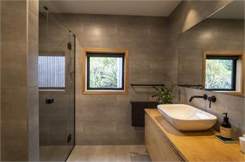 Private Modern Bach near the beach - Raglan