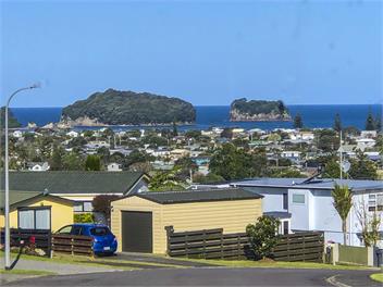  A CHARMING HOLIDAY ON CHEVRON-121 CHEVRON CRESCENT WHANGAMATA - Whangamata