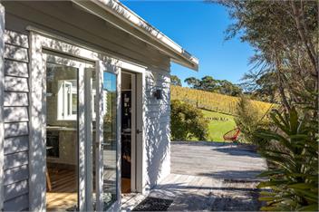 GRAPE SHED COTTAGE : Coast & Country - Waiheke Island